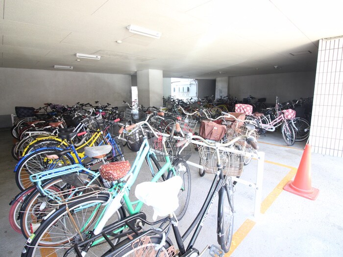 物件外観写真4　(駐輪場)