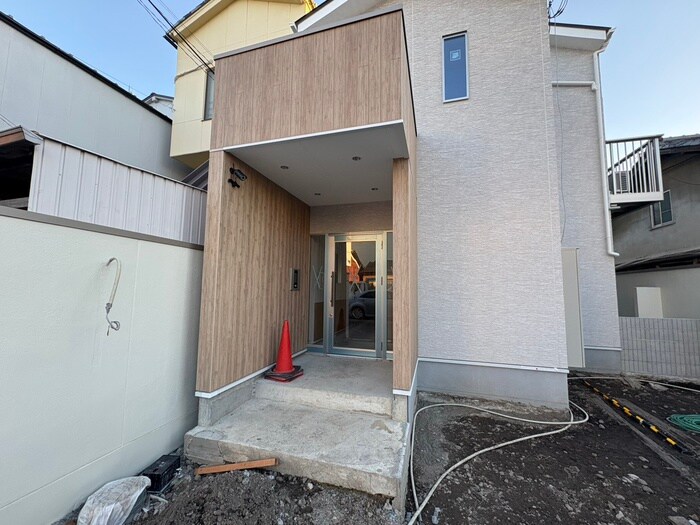 物件外観写真4　(エントランス部分)