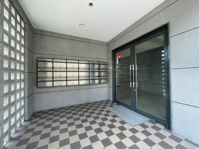 物件外観写真3　(エントランス部分)