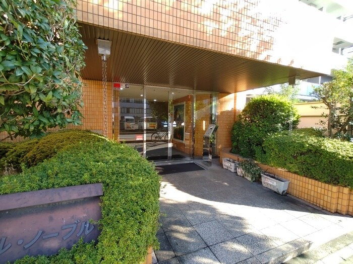 物件外観写真3　(エントランス部分)