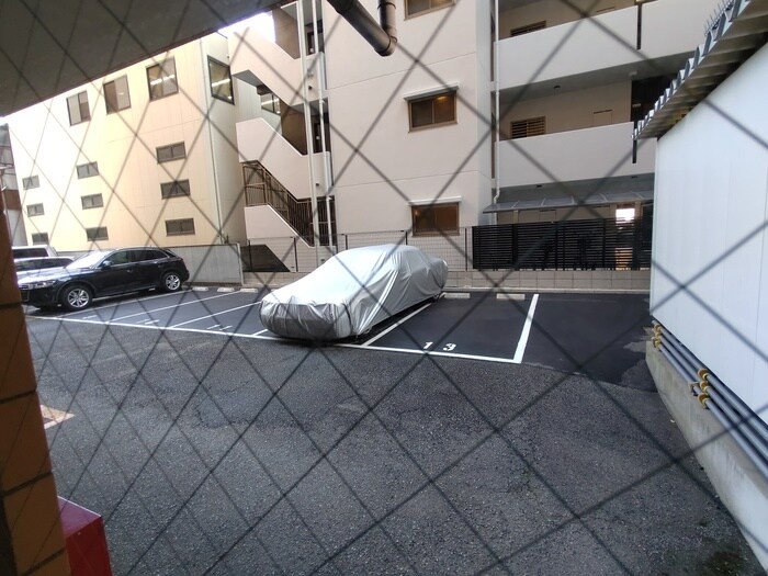 物件外観写真5　(駐車場)