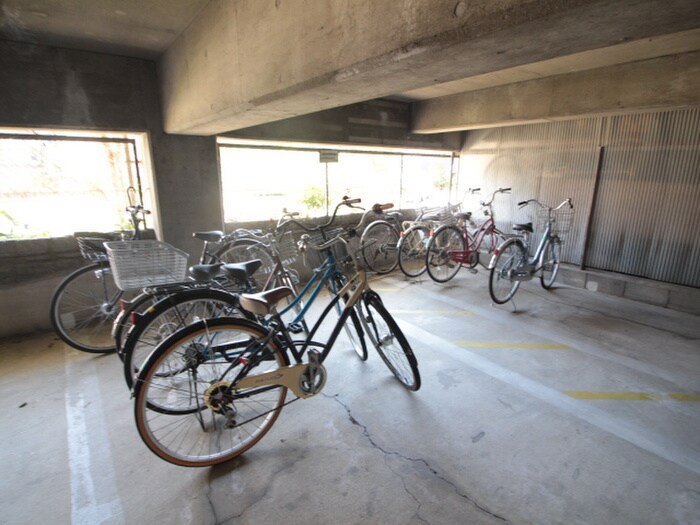 物件外観写真2　(駐輪場)