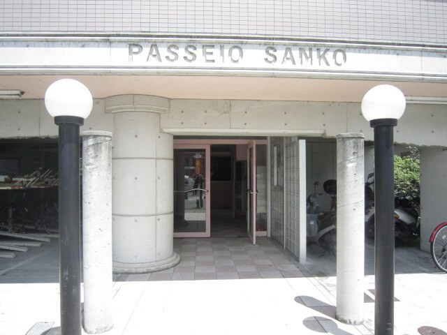 物件外観写真2　(エントランス部分)