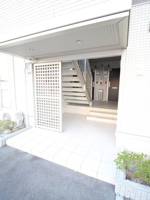 物件外観写真3　(エントランス部分)
