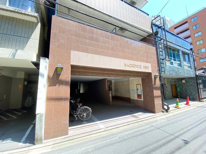 物件外観写真4　(エントランス部分)