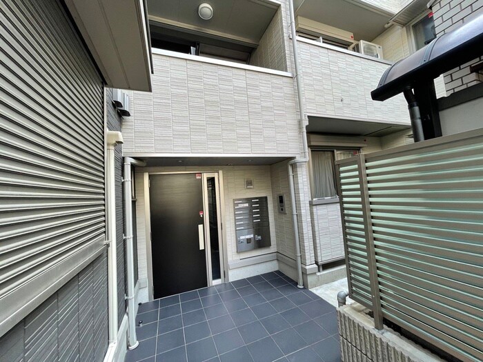 物件外観写真2　(エントランス部分)