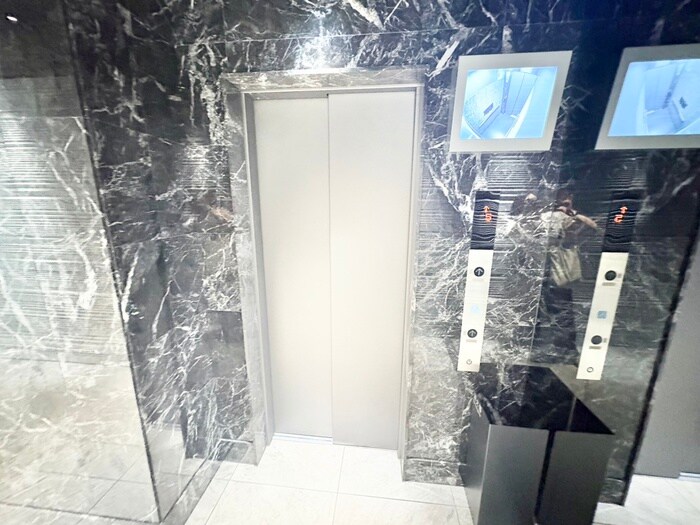 物件外観写真4　(エントランス部分)