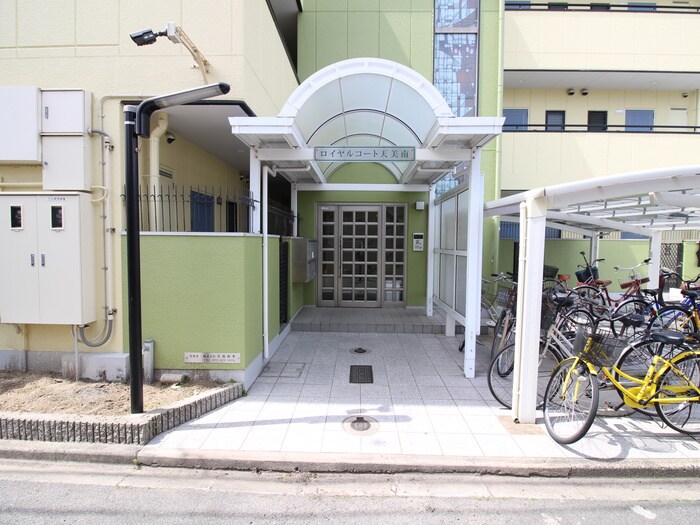 物件外観写真3　(エントランス部分)