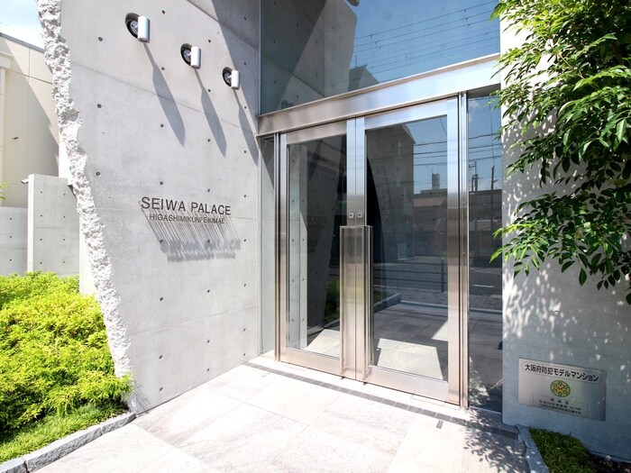 物件外観写真2　(エントランス部分)