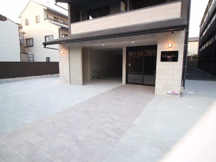 物件外観写真2　(エントランス部分)