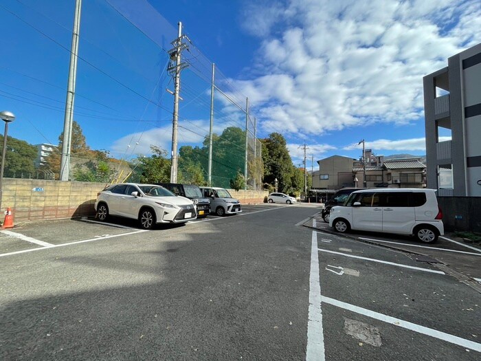 物件外観写真5　(駐車場)