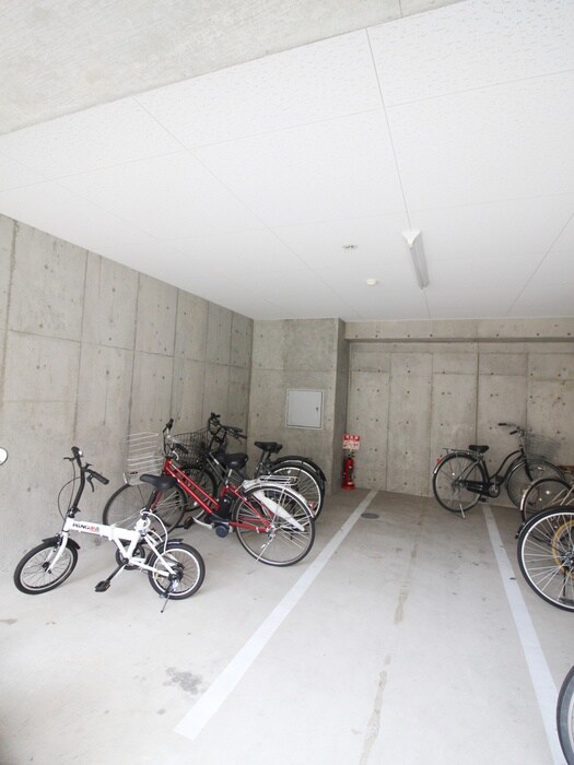 物件外観写真4　(駐輪場)