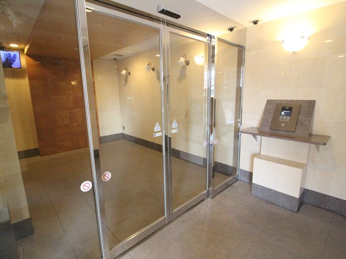 物件外観写真2　(エントランス部分)