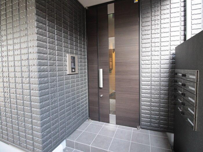 物件外観写真3　(エントランス部分)