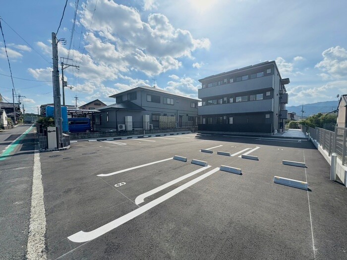 物件外観写真2　(駐車場)