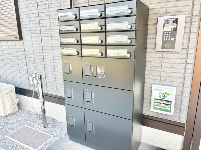 物件外観写真6　(エントランス部分)