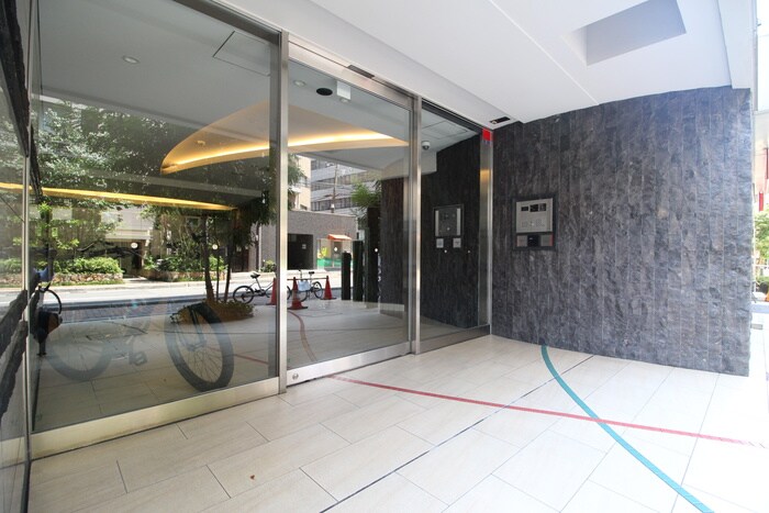 物件外観写真3　(エントランス部分)