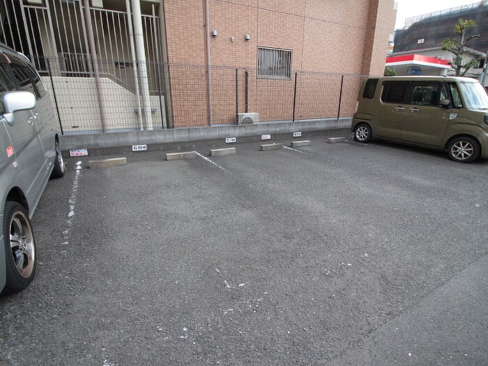 物件外観写真4　(駐車場)
