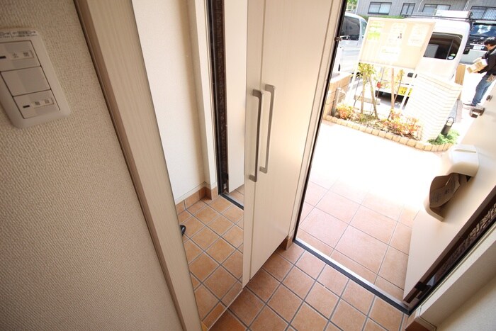 物件内観写真12　(玄関)