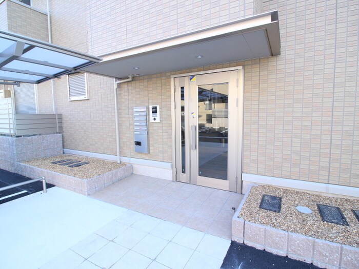 物件外観写真2　(エントランス部分)