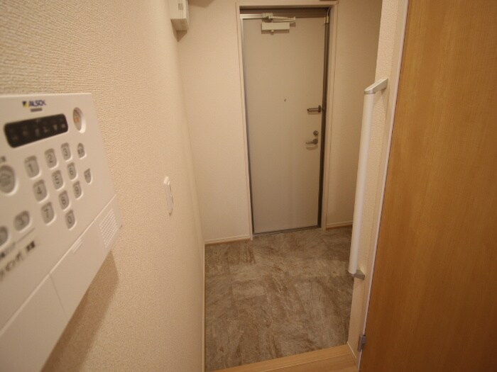 物件内観写真11　(玄関)
