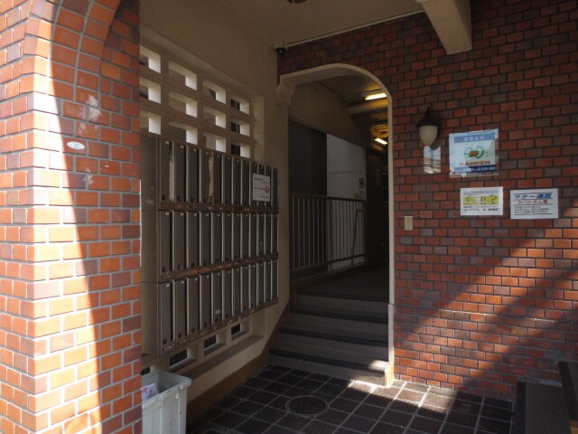 物件外観写真2　(エントランス部分)