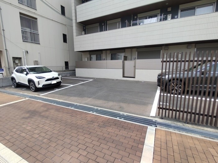 物件外観写真3　(駐車場)