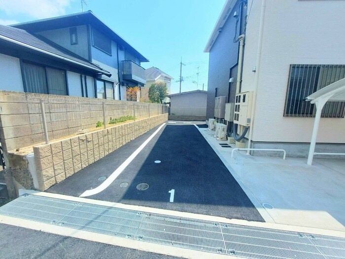 物件外観写真6　(駐車場)