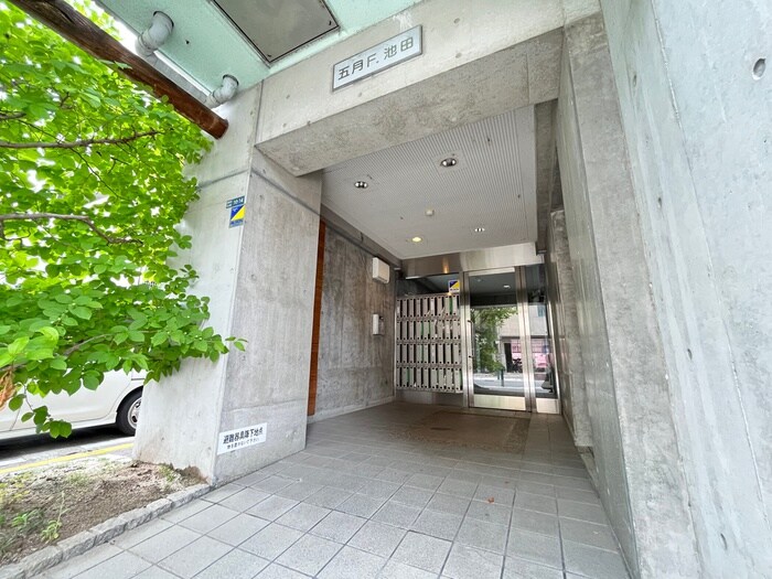 物件外観写真3　(エントランス部分)