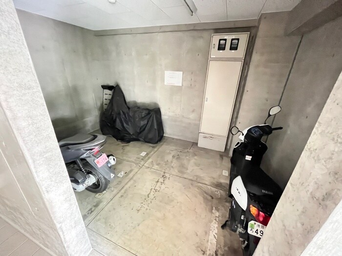 物件外観写真6　(バイク置き場)