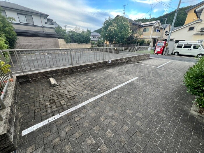 物件外観写真5　(駐車場)