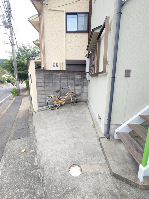物件外観写真4　(駐輪場)