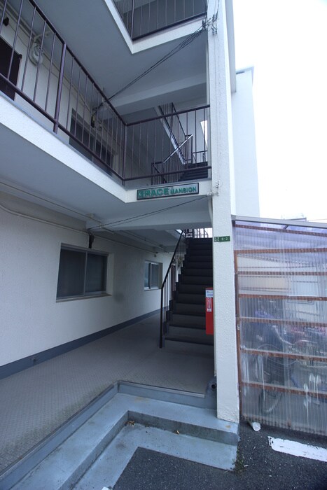 物件外観写真3　(エントランス部分)