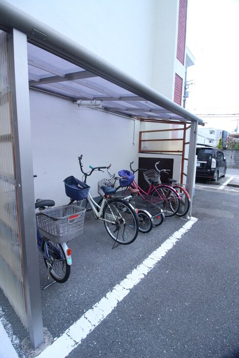 物件外観写真4　(駐輪場)