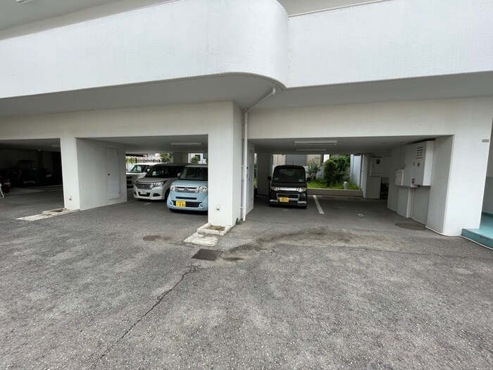 物件外観写真3　(駐車場)