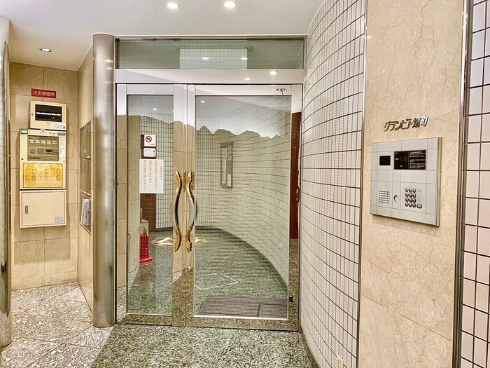 物件外観写真4　(エントランス部分)