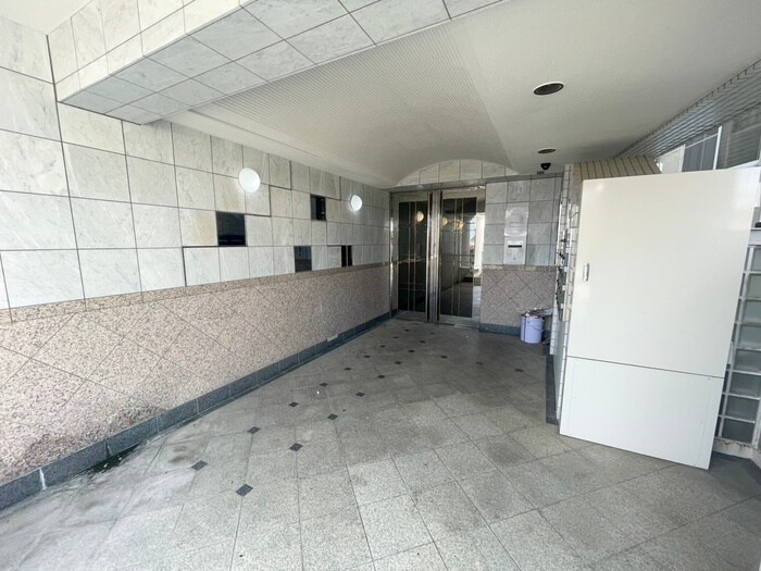 物件外観写真4　(エントランス部分)