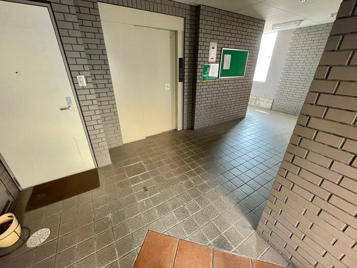 物件外観写真6　(エントランス部分)