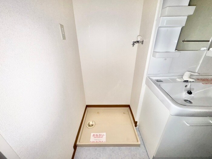 物件内観写真12　(洗濯機置場)