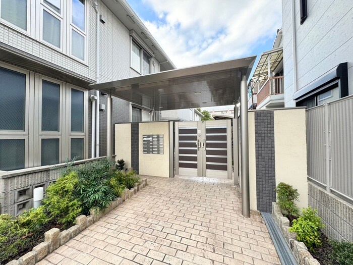 物件外観写真6　(エントランス部分)