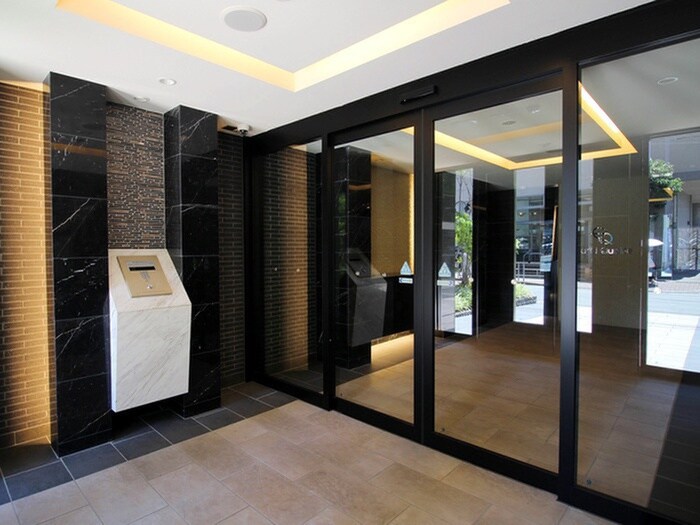 物件外観写真2　(エントランス部分)