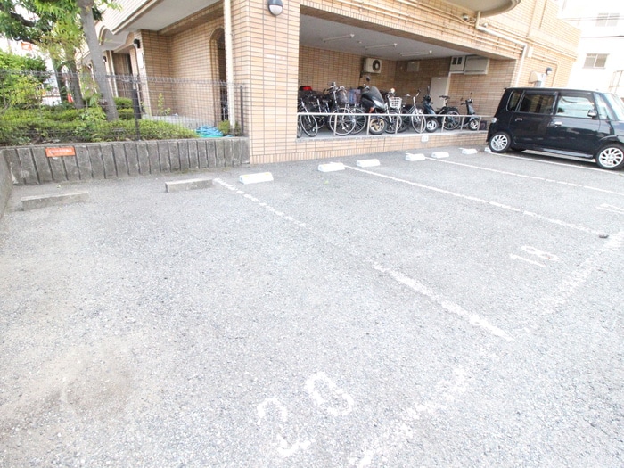 物件外観写真6　(駐車場)