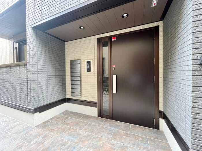 物件外観写真2　(エントランス部分)