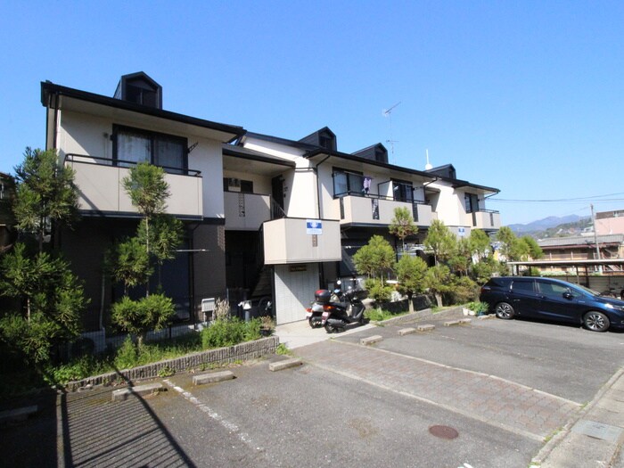 物件外観写真2　(エントランス部分)