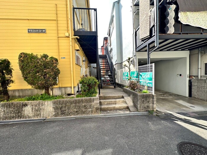 物件外観写真3　(エントランス部分)