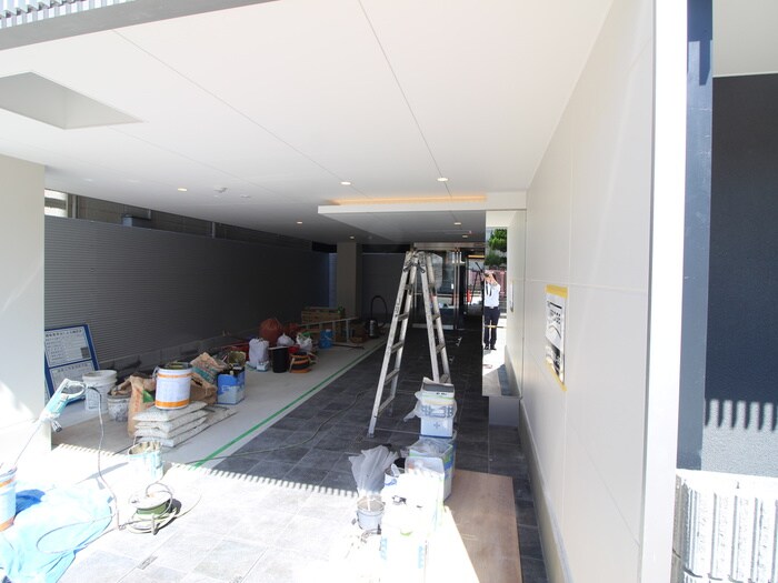 物件外観写真4　(エントランス部分)