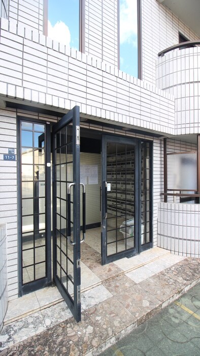 物件外観写真4　(エントランス部分)
