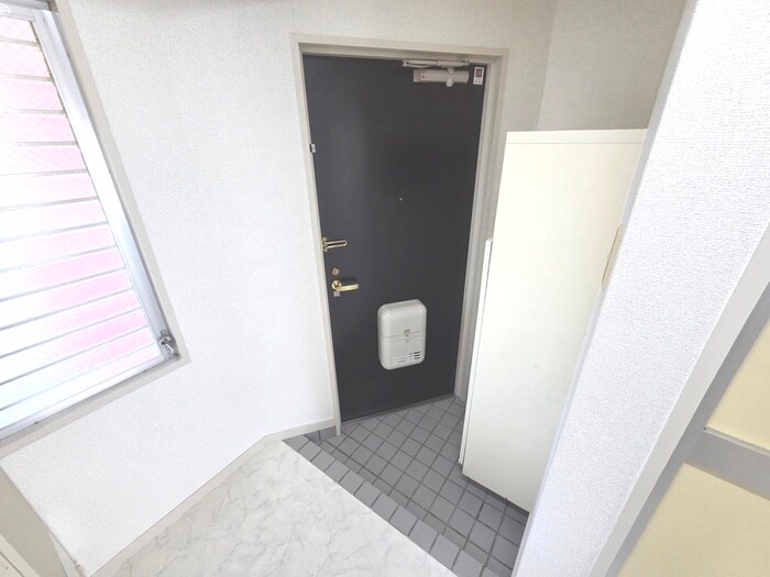 物件内観写真16　(玄関)