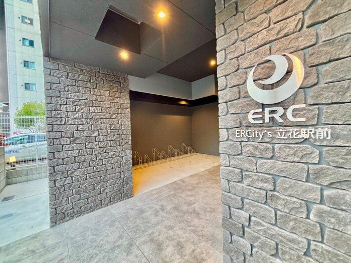 物件外観写真4　(エントランス部分)