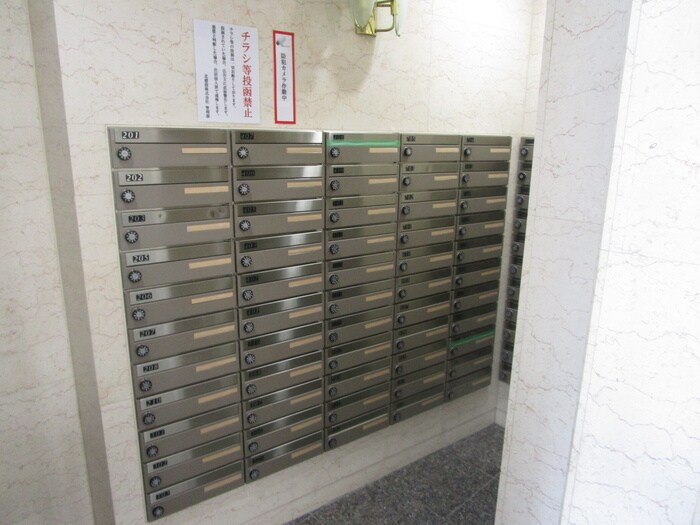 物件外観写真4　(エントランス部分)